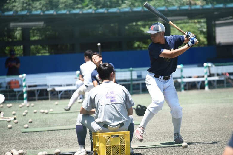 朝日選手（写真右）は春季リーグ戦で打率.391の好成績をマークした