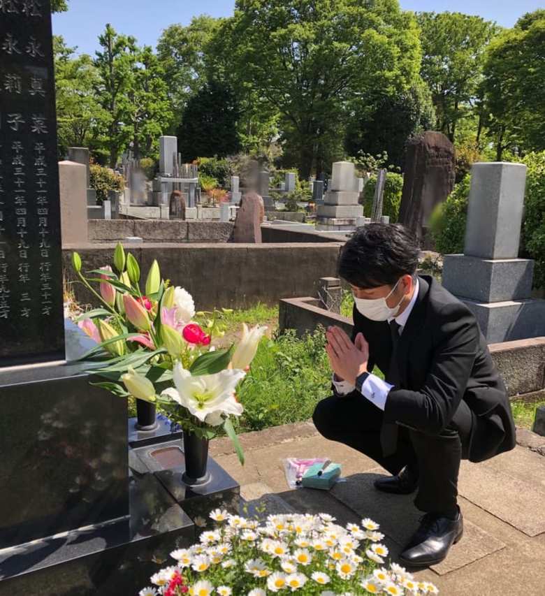 事故から2年。真菜さんと莉子ちゃんが眠る墓に花を供えた