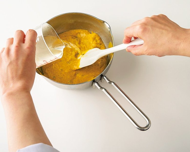 牛乳を数回に分けて加えながらのばし、さらにスープを加える。