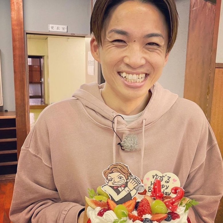 お誕生日ケーキをもらって笑顔の河井さん