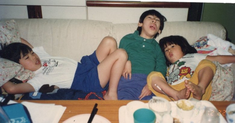 ソファでくつろぐ治子さんの子どもたち