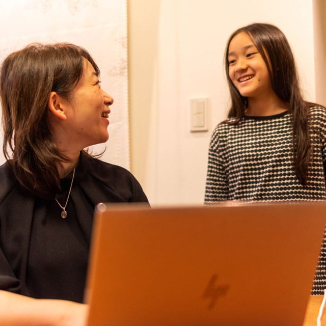 家で仕事をする石黒さん