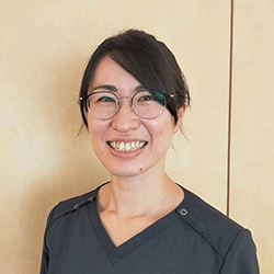 東京・世田谷区にある成城木下病院の主任助産師を務める。助産師歴は12年。年間分娩件数は約100件。産後ケア実地指導助産師、クリニカルラダーⅢ、新生児蘇生法NCPRインストラクターの資格も持つ。主任助産師として日々分娩に立ち合うほか、新生児の蘇生法についての講習会を院内で開くなどの技術的な指導も担う。患者満足の観点から、院内サービスの発案やコロナでの出産のフォロー体制、産後の育児サポートについても精力的に取り組んでいる。