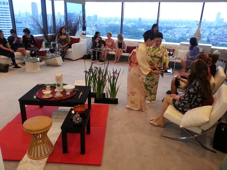 「煎茶会」の様子。自宅でのホームパーティーも多く開催している