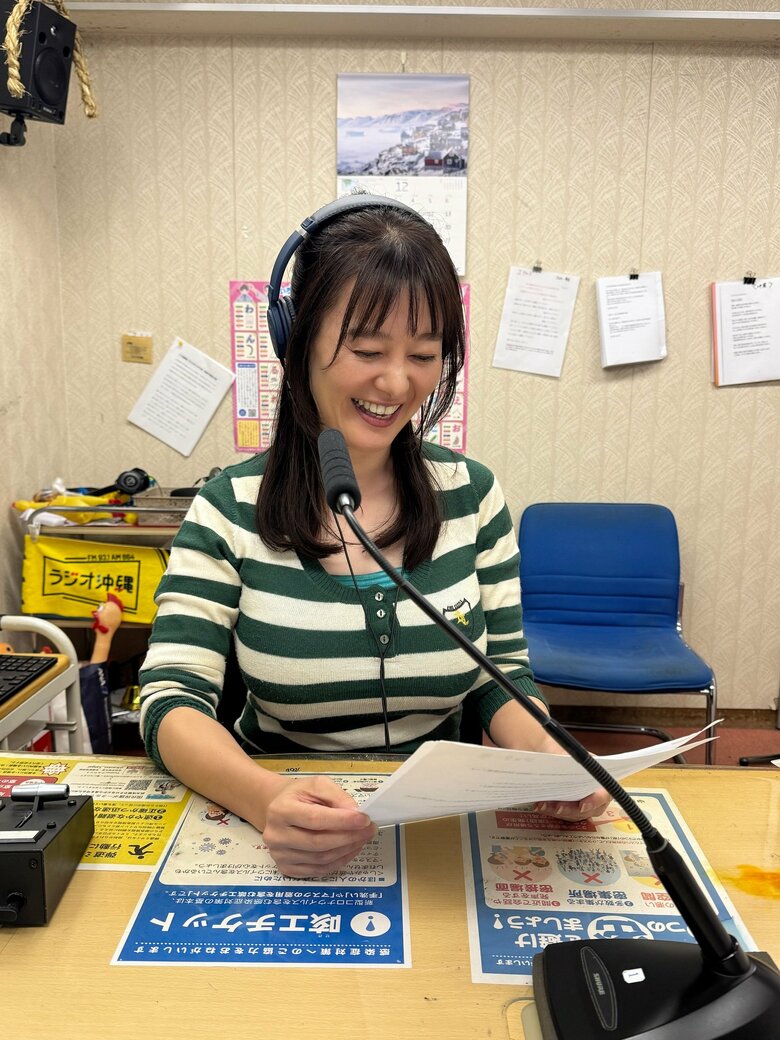 ラジオ沖縄のスタジオで生放送中