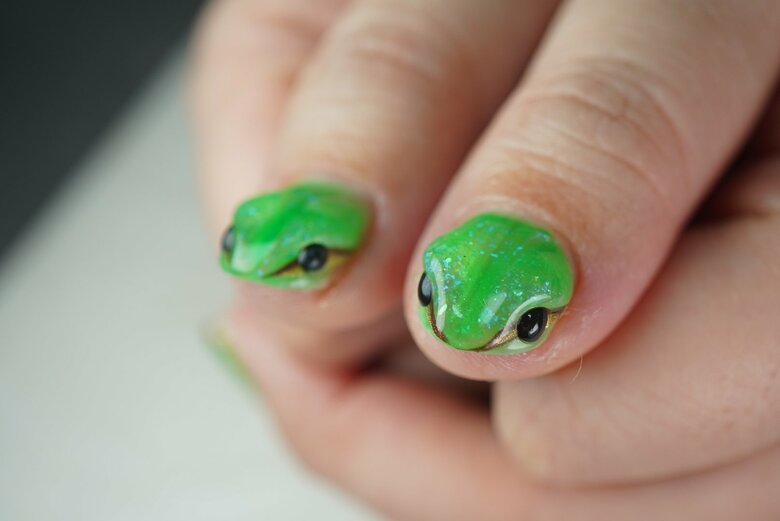 今にも飛び出してきそうな立体的なカエルネイル