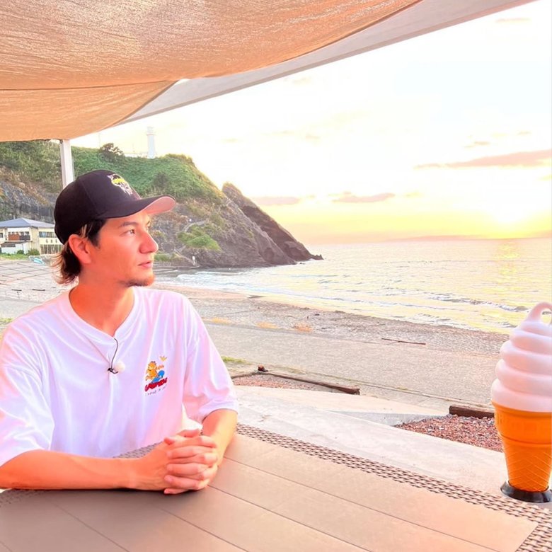 浜辺で夕陽を眺めるJOYさん