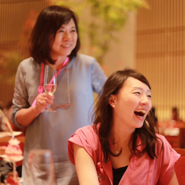 乳がんの診断から5年の節目を祝うKokoさんと母親（本人提供）