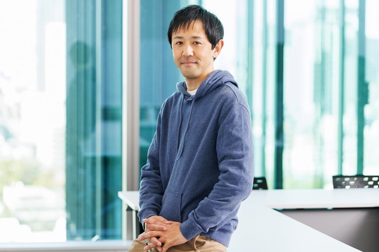 『絶メシロードSeason1』から愛用のパーカーとチノパン姿の濱津さん