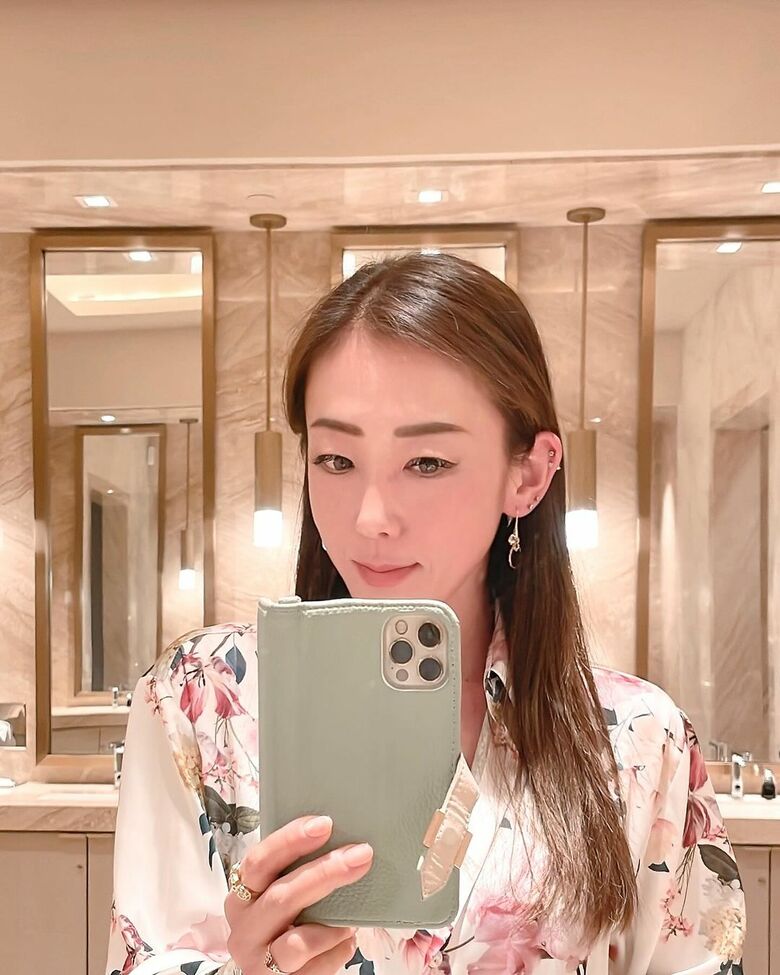 春らしいワンピース姿で