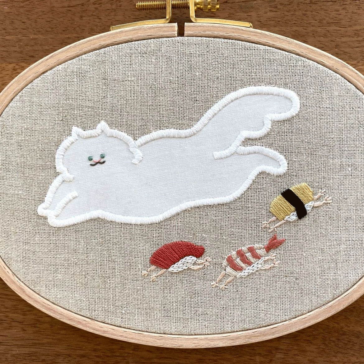 「運ぶねこ」シリーズの刺繍作品