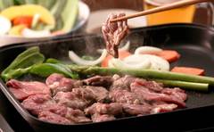 安い肉はひっくり返さず、重ねて焼く!?おうち焼肉「そんな裏技が！」