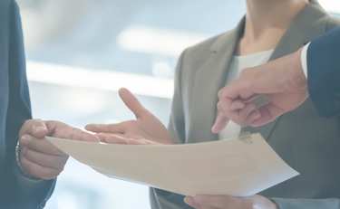 「職場にいて助かる人」意外と多かった意見は!?「ムードメーカーもいいけどそれより…」