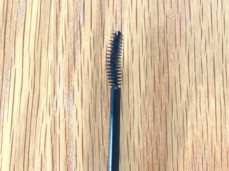 ブラシがカーブしたマスカラ