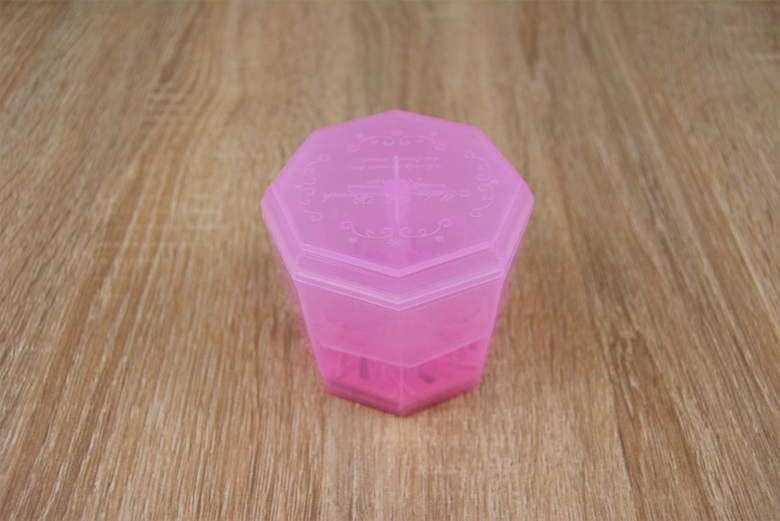 ダイソーのおすすめ商品「メイクブラシクリーナー」のアップ画像