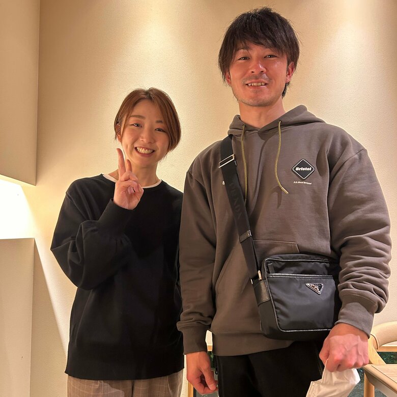 娘の春日さん（左）と航平さん（右）