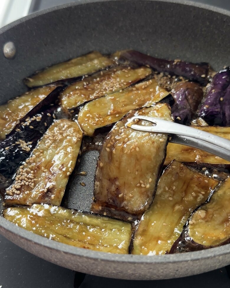 弱火にしてたれと白炒りゴマを加え、手早く絡めて火を止める