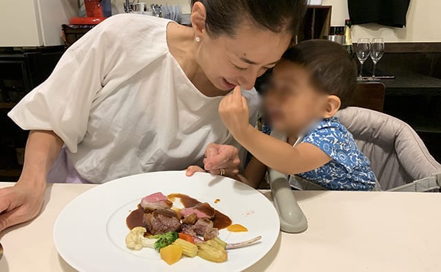 秋元さんと娘さんの食事風景