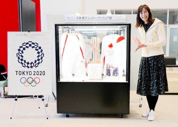 大林さんが使ったトーチとウェアは会津若松に展示された