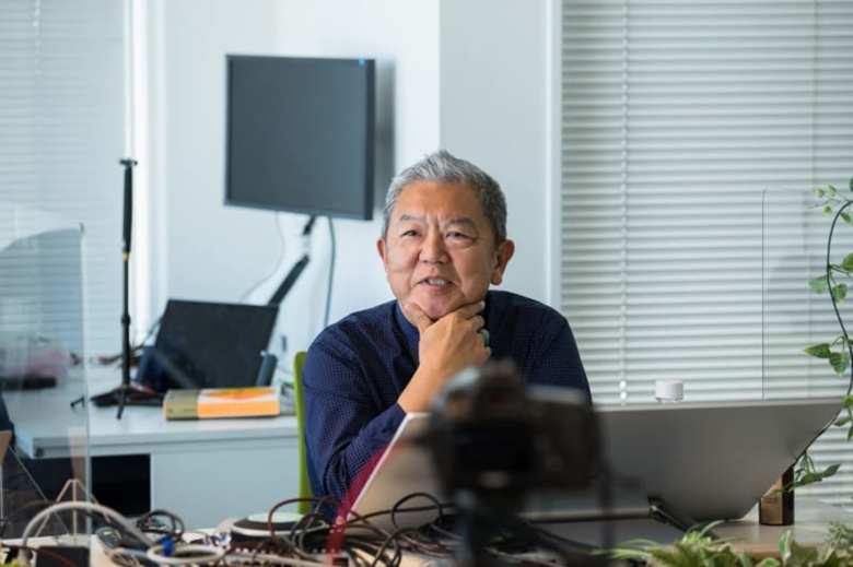 代表取締役の星野晃一郎さん。1984年7月に株式会社デュアルシステム（現株式会社ダンクソフト）に入社し、1986年7月、創業者の夭逝にともない代表取締役に就任。2003年頃からは社員を主体にした組織改革に着手。ペーパーレス化を徹底するなど、情報をインターネットにのせることでリモートワークを推進しながら、各地にサテライトオフィスを設置。時代を先取りした環境整備やデジタル事業展開で注目を集めている。