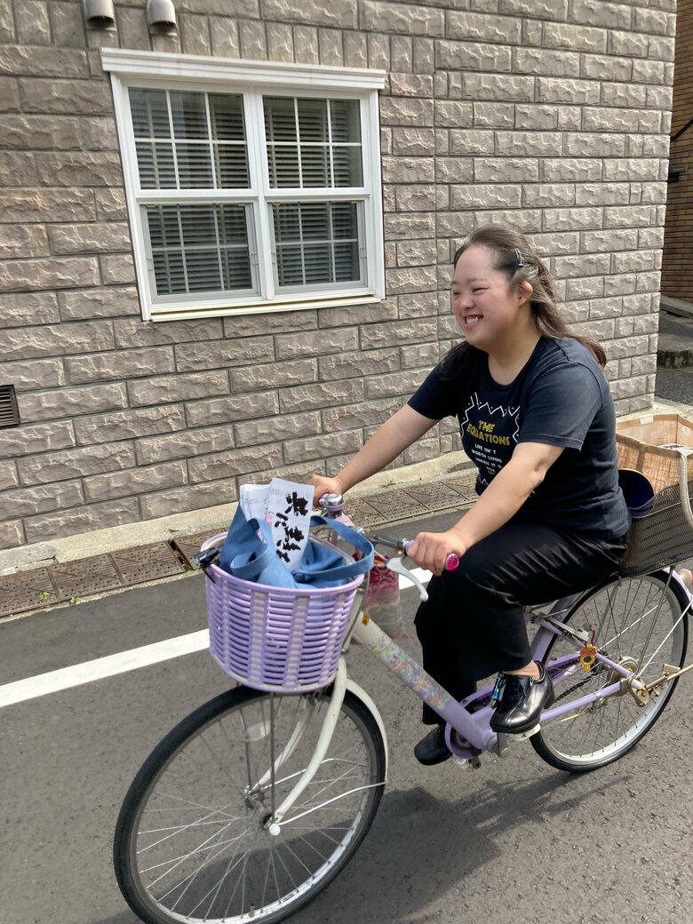 さっそうと自転車に乗る翔子さん
