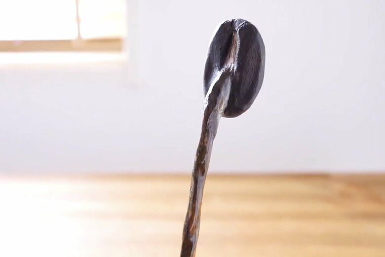 「注がれたコーヒー」の制作風景（6/6）液体の先にはなんとコーヒー豆が！