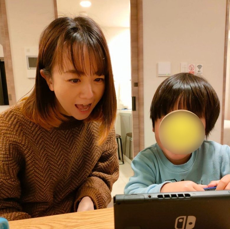 子どもと一緒にゲームを楽しむ様子