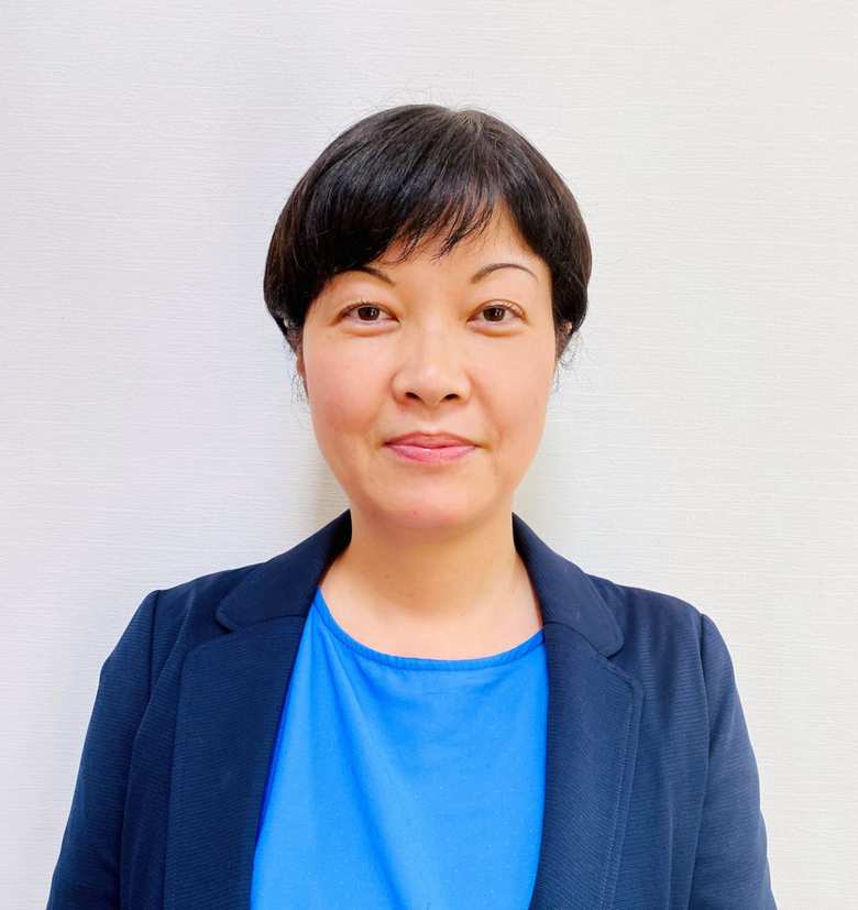 カルビー株式会社コーポレートコミュニケーション本部広報部広報課所属。大手新聞社記者を経て、2005年8月カルビー入社。社内報制作、イントラネット運営業務や統合報告書、会社案内制作を経て、社外広報等、多岐にわたるコーポレートコミュニケーションに携わる。小学生の男児2人（小１、小４）の子育てのため時短勤務をしていたが、「Calbee New Workstyle」でフルフレックスや原則テレワークが導入されたこともあり、20年7月からフルタイム勤務。