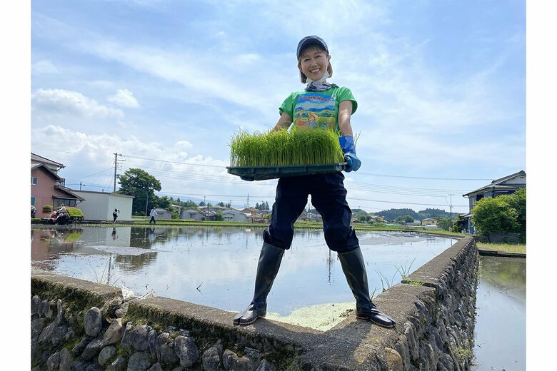 田植えに励む工藤さん