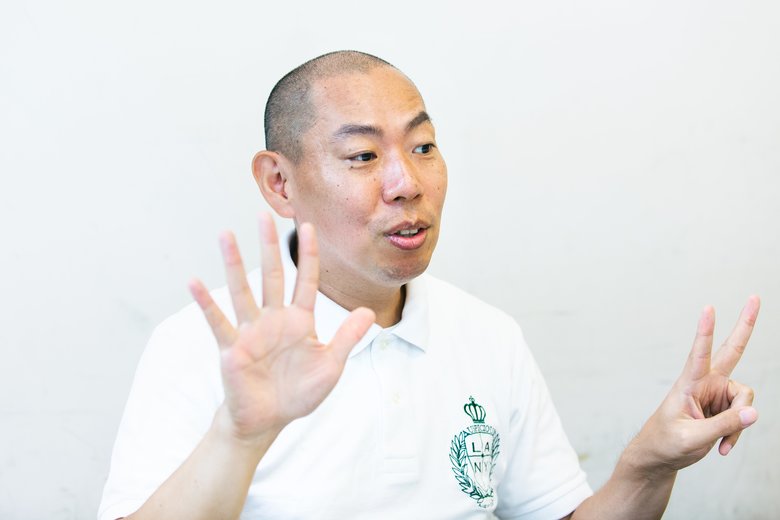 「片手はパー、片手はチョキをして、入れ替える。これがけっこう難しいんです」と、介護レクの一部を紹介してくれる松本さん