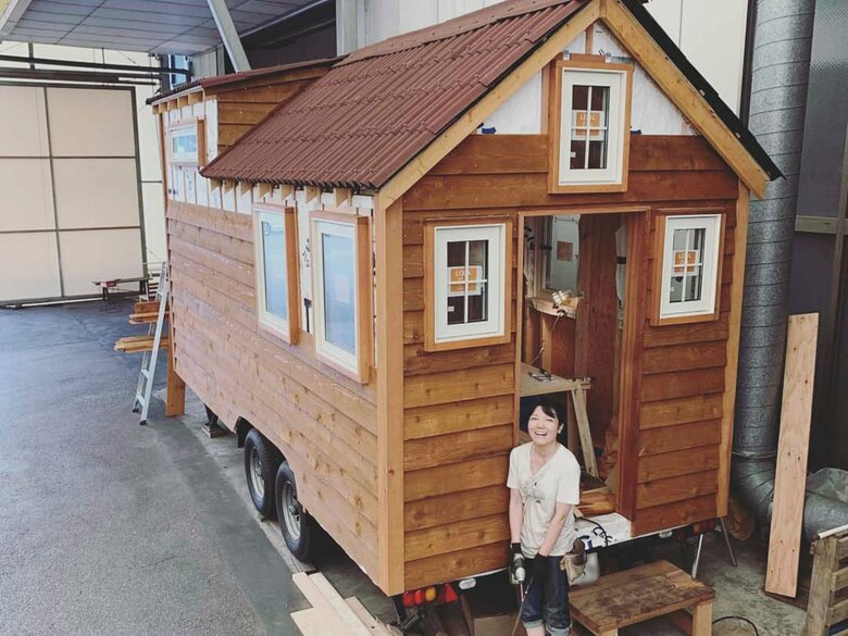 窓を設置し、着々と作業が進む