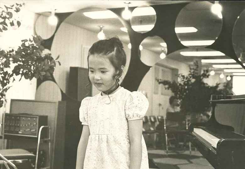 児童劇団に所属し、さまざまなオーディションを受けた幼少期