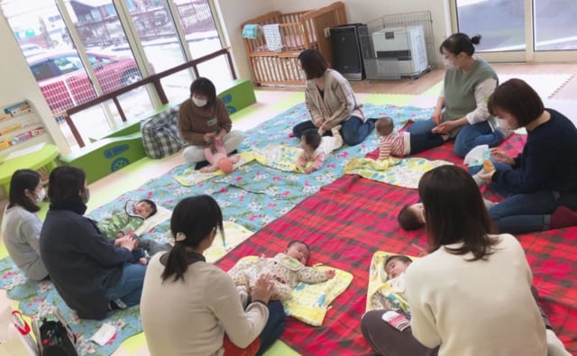 2020年に開催した子育てひろば「スマイル」でのイベントの様子。毎月たくさんの親子が集まり会話を楽しんでいる