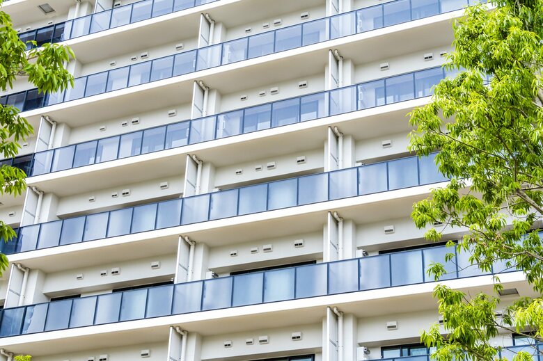 高層階のマンションに設置されたベランダ　