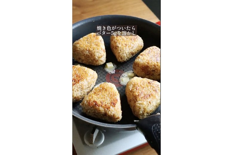 【作り方13】焼き色がついたらバター5gをフライパンの真ん中で溶かす