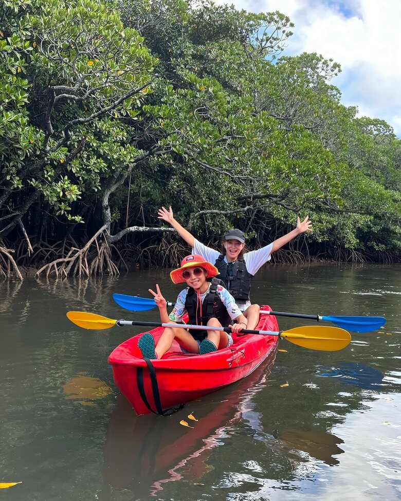 石垣島のマングローブでラフティングを楽しむ蛯原英里さんと娘さん