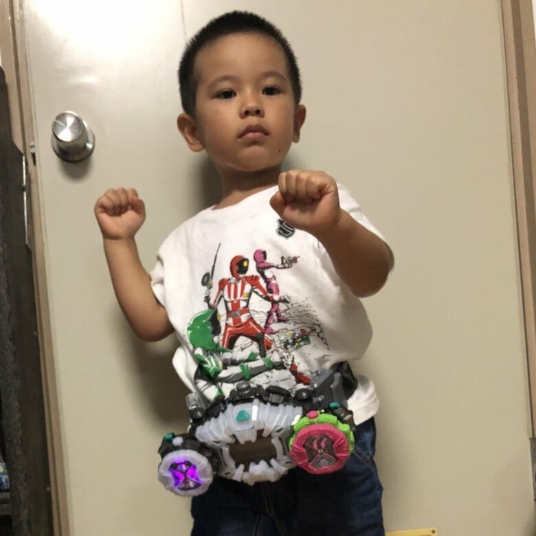 ▲息子・晴太朗の４歳の誕生日プレゼントは安定のライダーベルト。そうか、君のお仕事は”変身”だったのか！