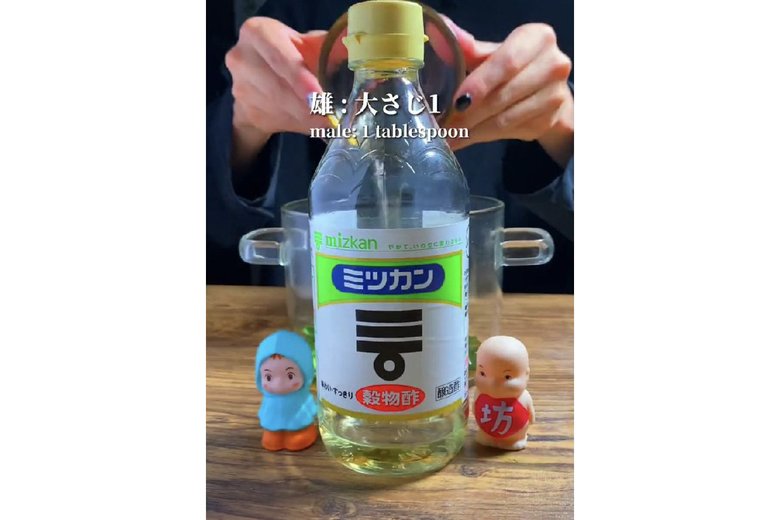 【作り方4】酢大さじ1を投入