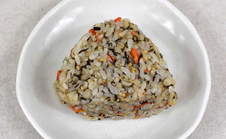 ナチュラルローソンのおすすめおにぎり「もち麦入り三陸産アカモクのだしおにぎり」のパッケージ画像