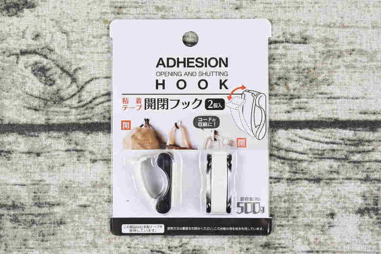 セリア人気商品「粘着テープ開閉フック2個入」のパッケージ画像