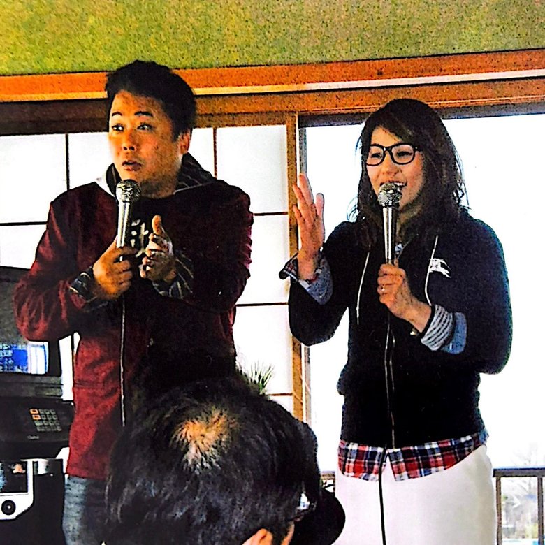 現在はお笑いコンビ・チャイムとして活動