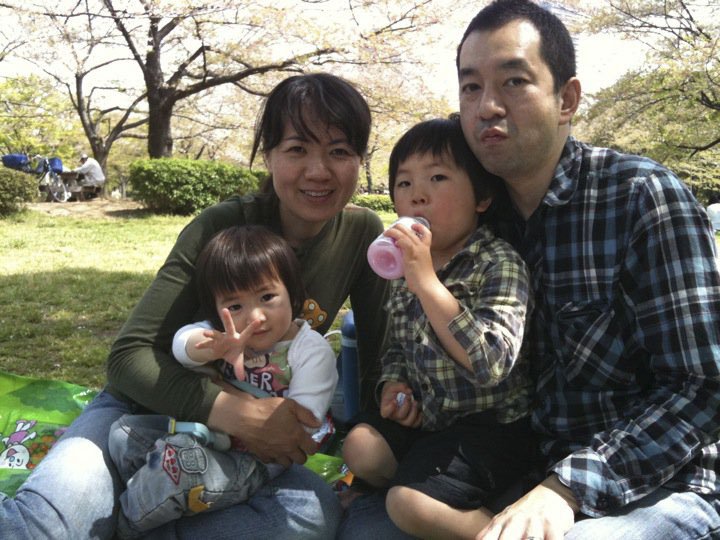 長男4歳、長女2歳の頃の家族写真。慣れない二児の育児に毎日奮闘していた