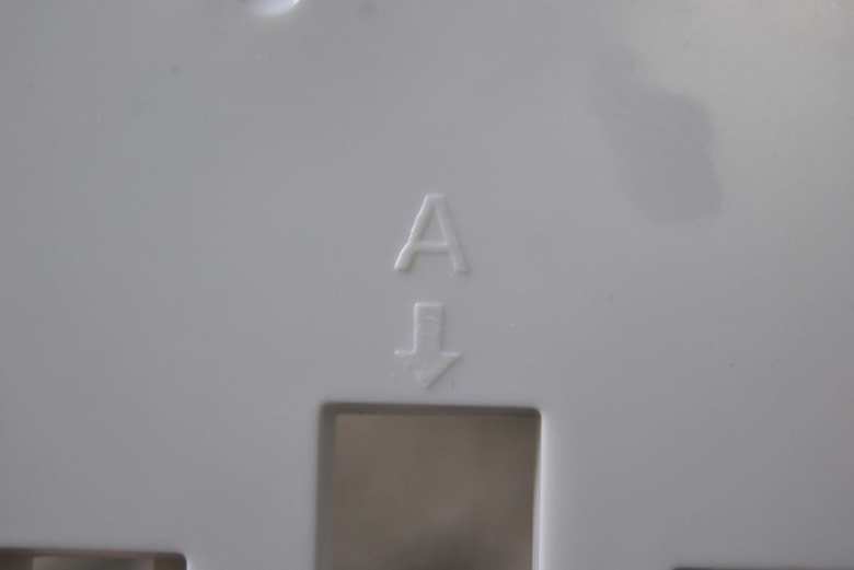 まずは大きな側面パーツ2つに、中くらいの大きさをした底面パーツを“A”と書かれている穴に入れましょう。その後細長い固定棒を、側面パーツの後ろにカチっとハメればあっという間にタイプAの完成です。実際に本を乗せてみると、後ろ側に置いてある本の背表紙が見えました。これなら前後に収納しても、読みたい本が探しやすいですね。