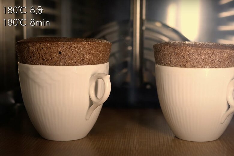 【作り方8】焼いている様子。徐々に生地が膨らんでいく