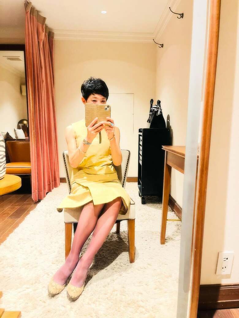 すらりと伸びた足が美しい！トークショー出演前のひととき