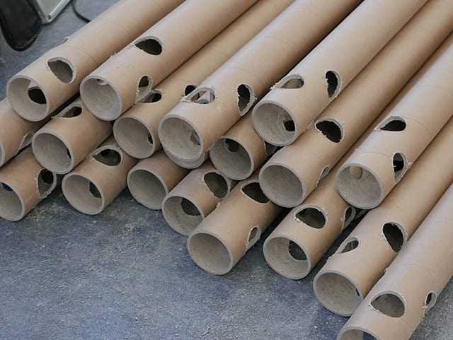 坂さんが考案した紙管。現地調達しやすく、軽いため設置も簡単だという　撮影／Voluntary Architects' Network