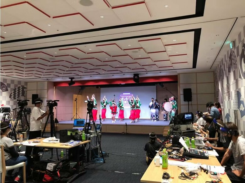 オンライン夏祭りの配信風景。東京会場、現地会場それぞれをライブ配信した