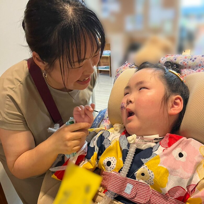 7歳のお誕生日、お友達のみんなにお祝いしてもらい珍しく笑っているとき