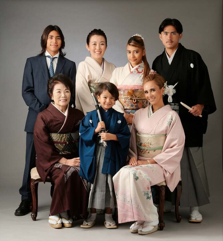 4人の子どもとMALIA.さんの母と従兄弟