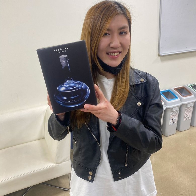 お酒を抱えて笑顔の薄幸さん